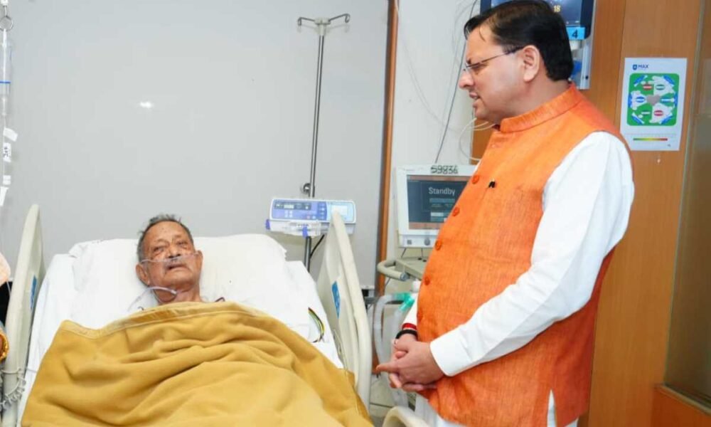 मुख्यमंत्री पुष्कर सिंह धामी ने मैक्स हॉस्पिटल में जाकर पूर्व मुख्यमंत्री भुवन चंद्र खंडूरी के स्वास्थ्य का हालचाल जाना