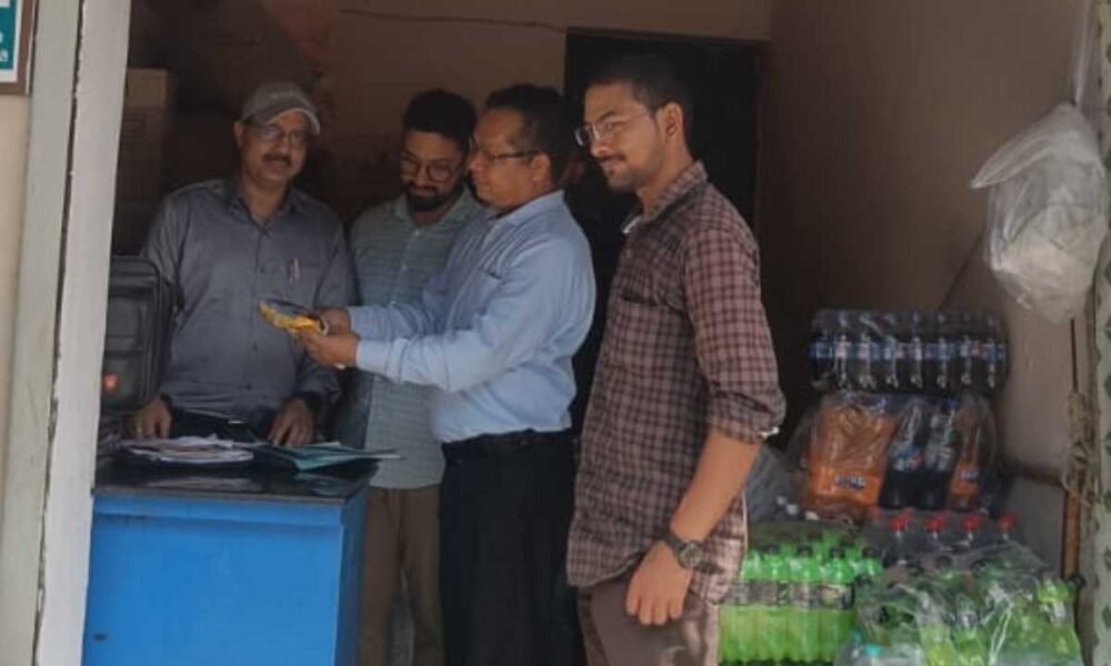 सरकारी सस्ते गल्ले राशन की दुकानों पर जिला प्रशासन की रेड