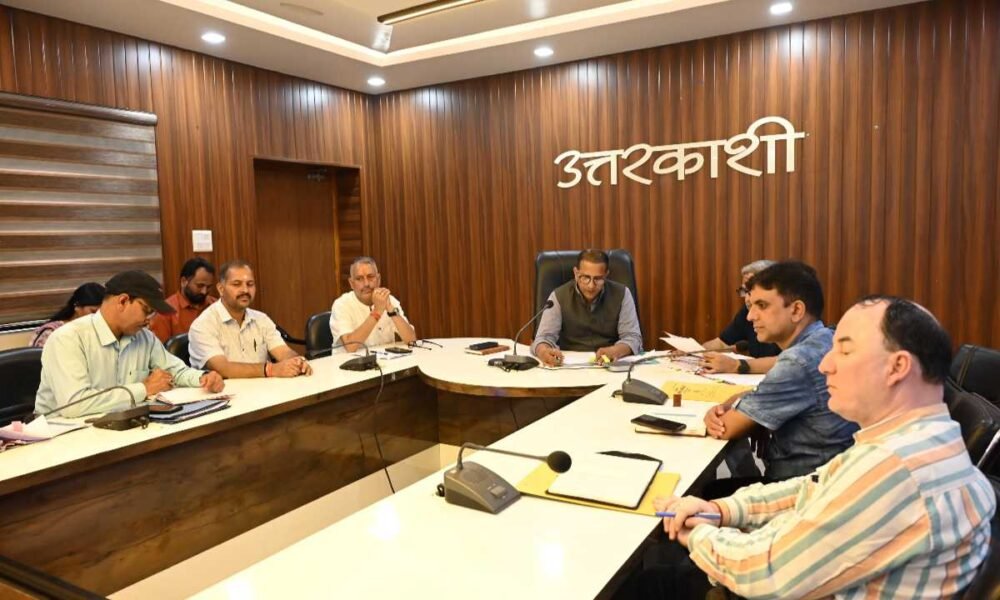 जिलाधिकारी प्रशांत आर्य की अध्यक्षता में हुई जिला गंगा समिति (नमामि गंगे) की बैठक