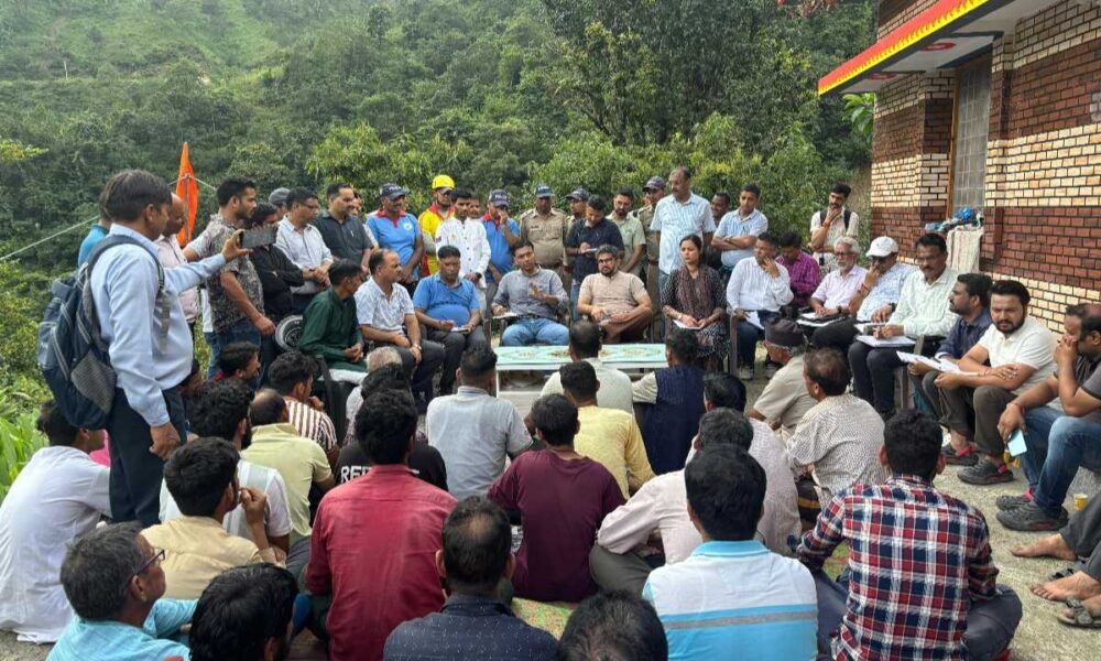 ढाई घंटे का पैदल सफर कर फुलेत पंहुचकर डीएम ने सुनी जनता की समस्याएं