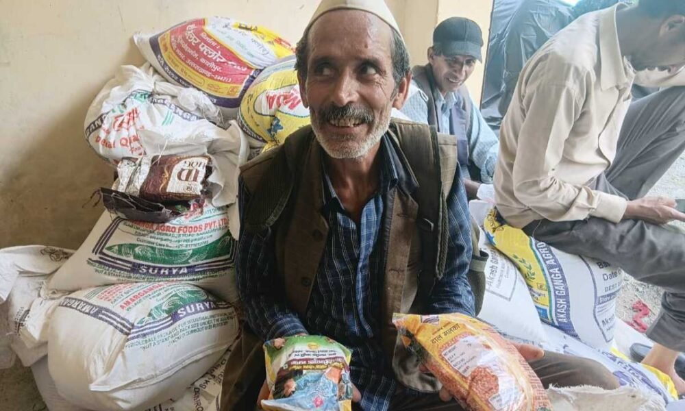 आपदाग्रस्त क्षेत्रों में जिला प्रशासन ने प्रभावित लोगों को वितरित किए 1220 फूड पैकेट